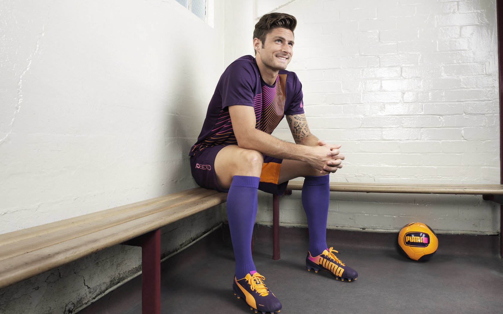 中超转会市场活跃 多队补强锋线阵容，中超最新转会动态